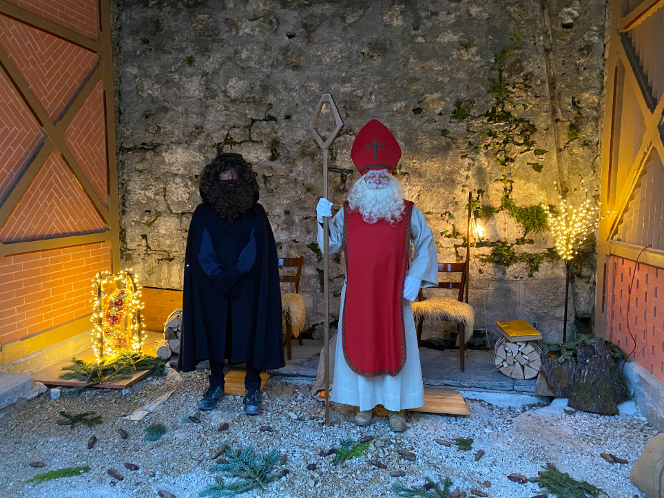 Saint Nicolas et son assistant